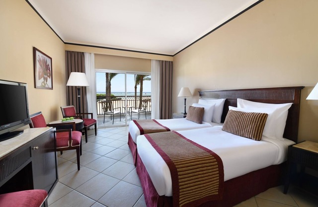 Ocean‑Edge Resort Retreat: Pools, Spa, Dining & Kids’ Aqua Park Fun
