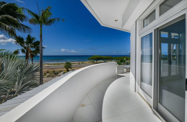 Ocean Front 7-bedroom 7-bath Sunset Views Malmok!