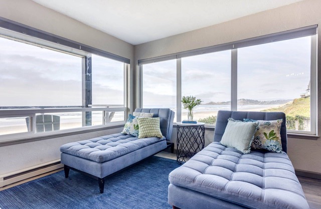 Ocean Front Condo, View of Lighthouse, Walk to Everything, Nye Beach!