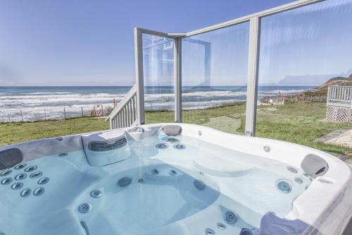 Ocean Front Home! Hot Tub! Stone's Throw