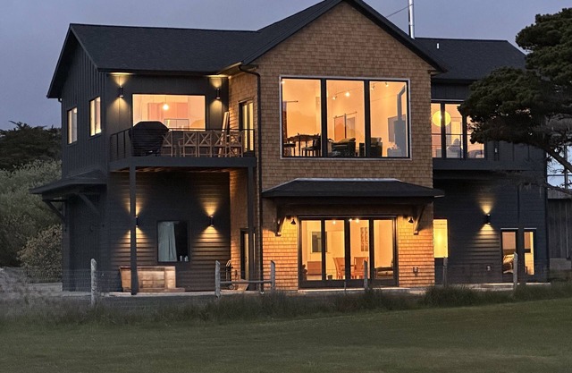 Ocean Front Luxury Home, Pearl of the Sea, Hot Tub! 50% off Labor Day! Pets OK!