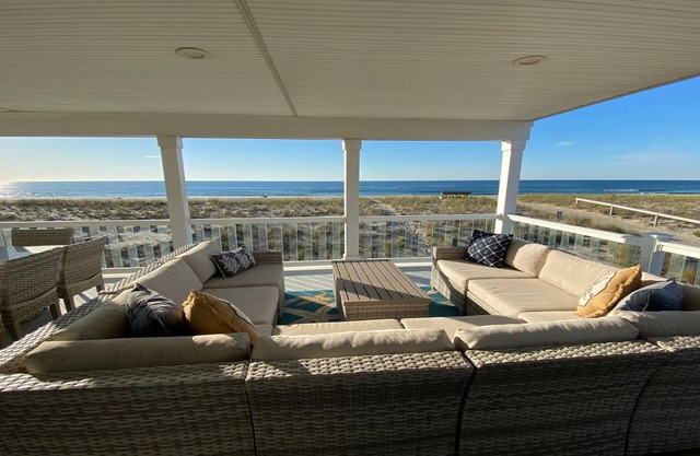 Ocean Front. Roof Top Deck. Hot Tub. Beach Badges. WIFI. 152075