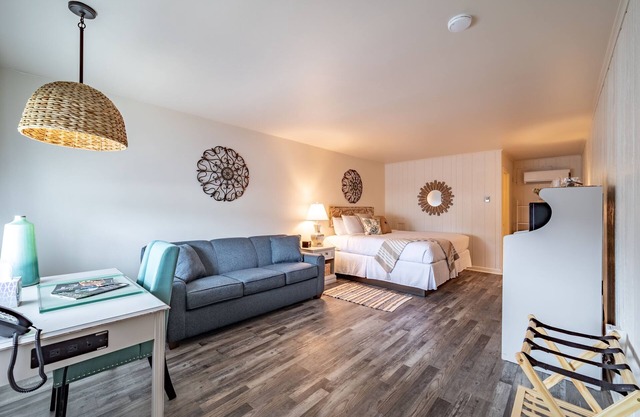 Ocean Glass Inn - Deluxe King Room