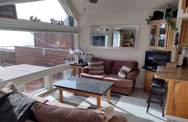 Ocean Mist Oceanfront Rental at White Rock Resort with private deck and jacuzzi