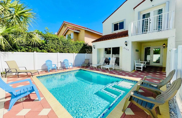 Ocean Oasis-Steps away from the Beach, Pool, Downtown