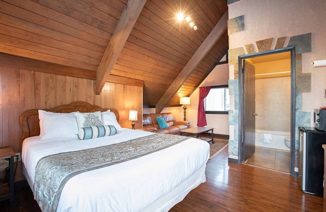 Ocean Song - Queen Studio Room at Wanderlust Inn, Pet Friendly