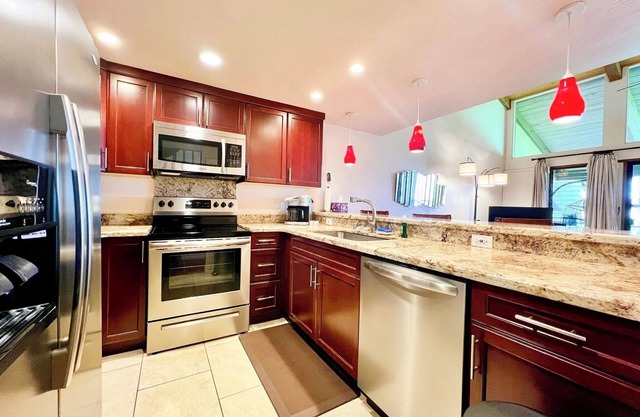 Ocean View 2B2b on Golf Course w/Pool BBQ, 5 mins to Beach and Shopping Center