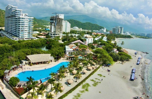 Ocean View and Modern Apartment, 3 Bedrooms, 2 Baths, 4 minutes from the beach