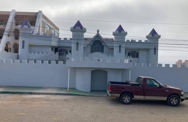 Ocean View Castle 15 min walking distance to the beach.