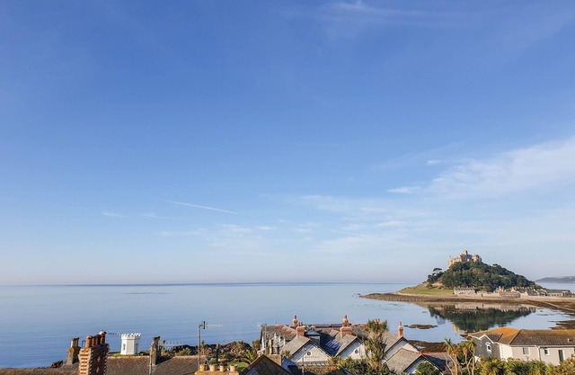 OCEAN VIEW, family friendly, country holiday cottage in Marazion