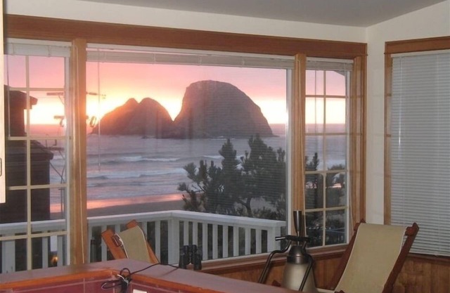 OCEAN VIEW FROM EVERY ROOM! ONE MINUTE WALK TO THE BEACH!
