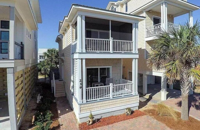 Ocean view, hot tub, steps to the sand! Dog friendly. Fall dates discounted