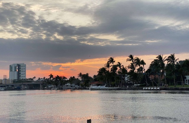 Ocean view, pool, beach, great location.! Family & friends place.!