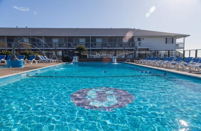 Ocean View: Red Jacket Resort, 2 Queens, Beach Nearby, Welcoming Stay, 2 Rooms
