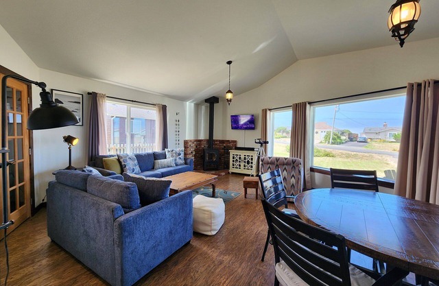 Ocean View, Walk to Everything! Dog Friendly! Cute Yachats, Oregon Home!