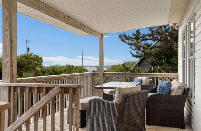 Ocean Views From Deck, Includes 2 Beach Chairs + 1 Umbrella, 2min drive to beach