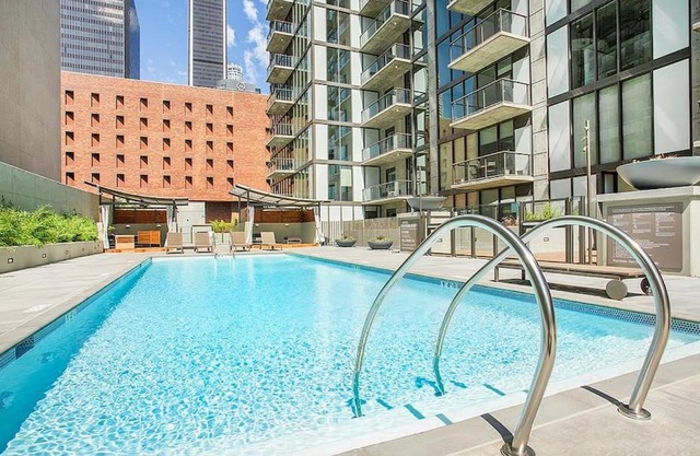 Ocean Views Penthouse 2b 2b Majestic Apartment 5 min to Convention Center