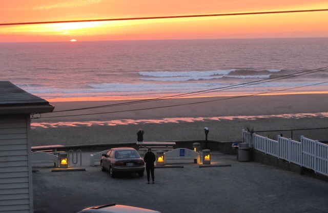 Ocean views! Stair-free Beach Access! Shared Hot Tub! WiFi!