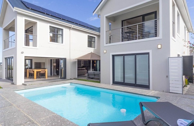 Ocean Whisper Villa - near Westcliff coastal paths