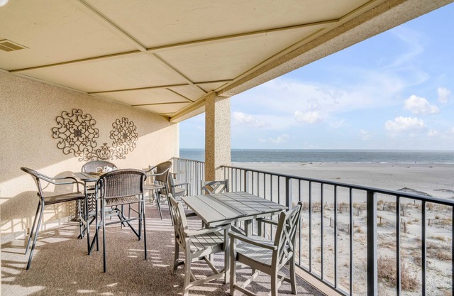 Oceanfront 2BR, 2BA Condo in Wild Dunes! Community Pool! Great View Looking at the Atlantic Ocean!