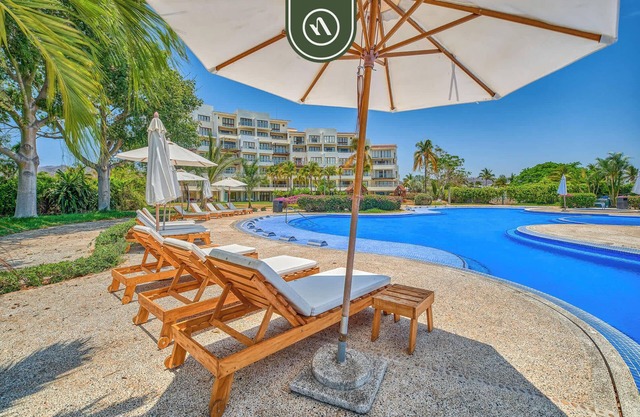 Oceanfront 3BR Condo with Beach Club - Pool
