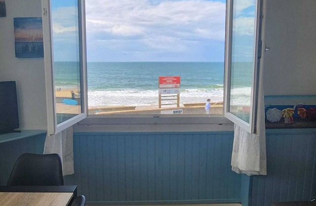 Oceanfront apartment, opposite family beach.