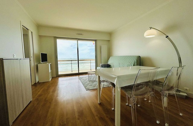 Oceanfront Apartment, 2 Rooms, Sleeps 4, Renovated, Terrace, Parking - Pornichet
