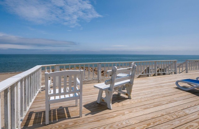 OCEANFRONT Classic beach cottage on Spring Hill Beach with great views and AC!
