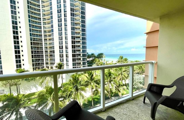Oceanfront Condo with balcony on Sunny Isles