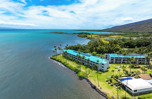 Oceanfront Condo w/Pool & Grills in Molokai!