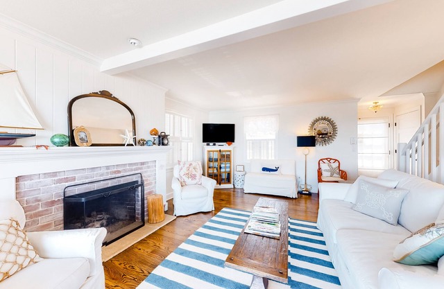 Oceanfront cottage with water-view deck, gas fireplace & washer/dryer