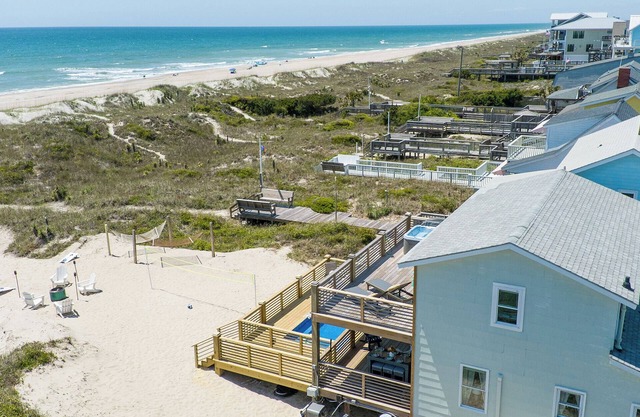 Oceanfront Family Cottage: Hot Tub, Heated Pool. Game Room & Stunning Beach View