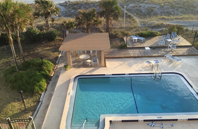Oceanfront, gorgeous view, 4th floor overlooking pool