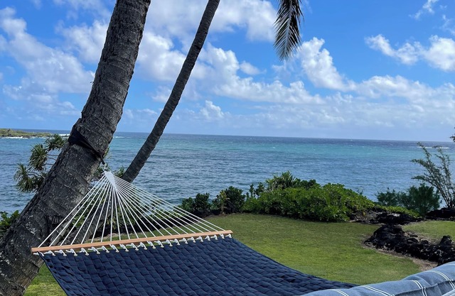 Oceanfront Hana Bay Beach Cottage. 5-Minute Walk to Hana town & beaches!