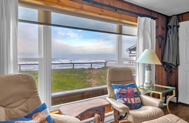 Oceanfront home, beach view with direct beach access in the hear of Lincoln City