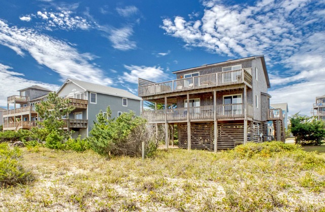 Oceanfront house w/private hot tub, balcony, washer/dryer, WiFi, central AC
