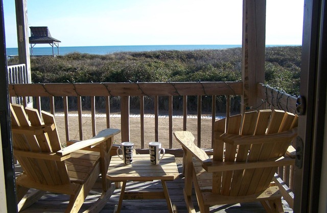 Oceanfront in Duck. Perfect for a couple or small family! Updated March 2022!