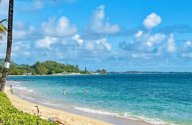Oceanfront in Punaluu, sleep to the sound of waves!