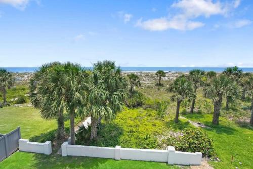 Oceanfront in the heart of St Aug Bch Dogs OK