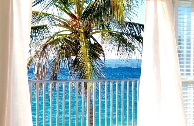 Oceanfront Interior designed Beach House, Grape Bay Beach in Paget