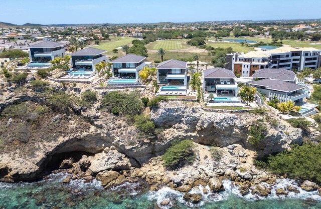 Oceanfront Luxury Villa - Bocazul 5 by Bocobay