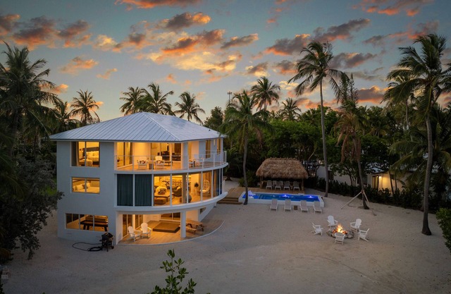 Oceanfront Oasis/Pool Kayaks Rooftop Terrace sleeps 12,