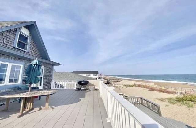 Oceanfront penthouse with deck and spectacular views!