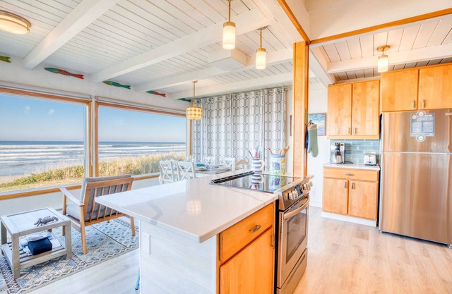 Oceanfront Pet Friendly Home, Easy Beach Access, EV Charger, Deck, Amazing Views