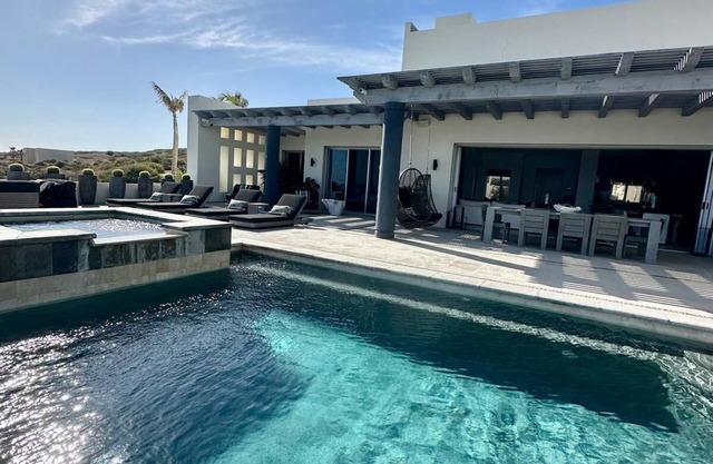 Oceanfront secluded Infinity Pool and Whale Watching surfing Paradise