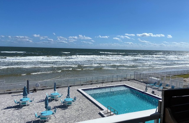 Oceanfront studio, beautiful views, private balcony, kitchenette, free parking!