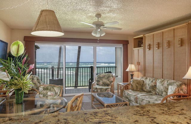Oceanfront, Stunning View, Remodeled, 1 BR, A/C, Pono Kai C305