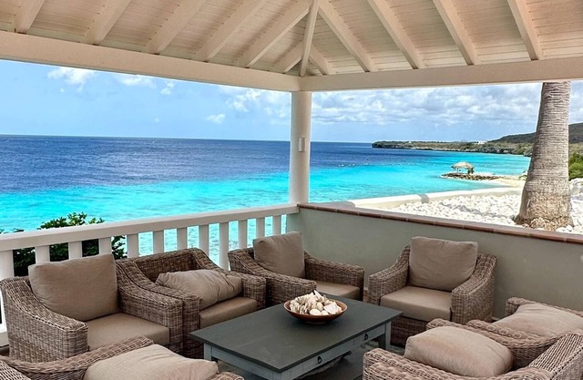 OceanFront Villa-10Guests-Pool-Full AC-2 min walk to the Beach-Restaurants, Spa.