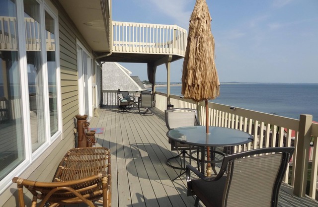 Oceanfront Villa, A/C, Cable TV, Free WiFi, 2 Decks, Outdoor Grill, Pet-Friendly