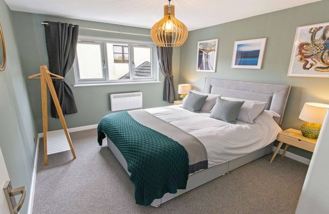 Oceanside | Sleeps 6 |Walk to Beach & Stylish